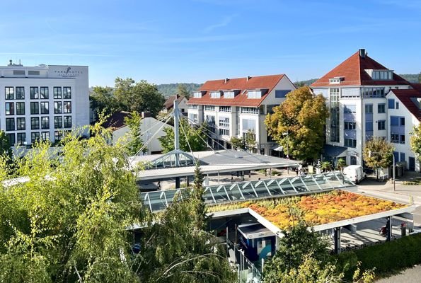 Blick von der Dachterrasse auf S-Bahn &amp; Parkhotel