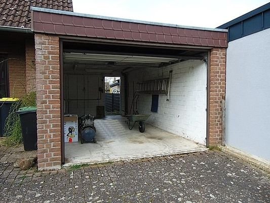 Garage mit Sektionaltor.jpg