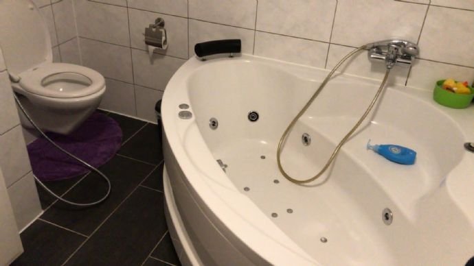 Badezimmer mit Eckbadewanne