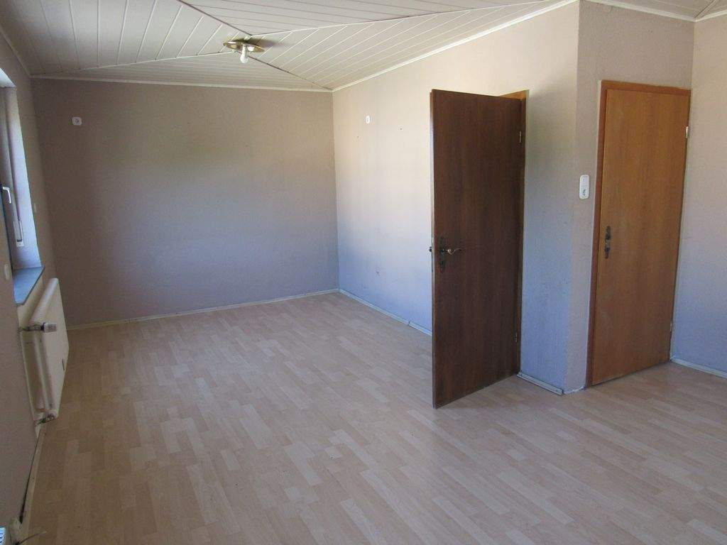 Immobilie in Elz - Schönes Mehrfamilienhaus mit 3 Wohnungen, Nebengebäude, Terrasse, Garage & Garten - Bild 4