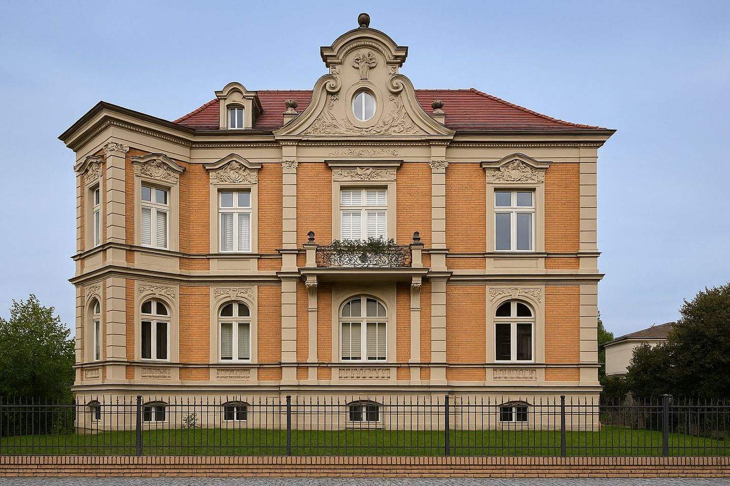 Immobilie in Guben - Villa mit 3 Wohneinheiten auf der Sonnenseite Gubens - Bild 0