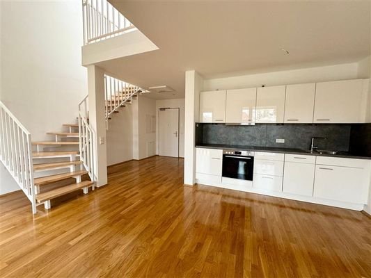 4Küche und Wohnbereich mit Treppe