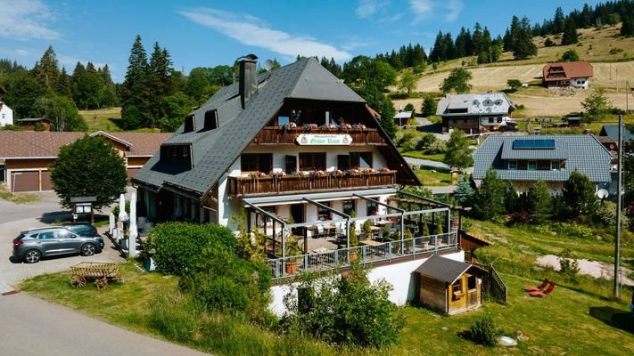 Schwarzwaldhotel in traditioneller Architektur