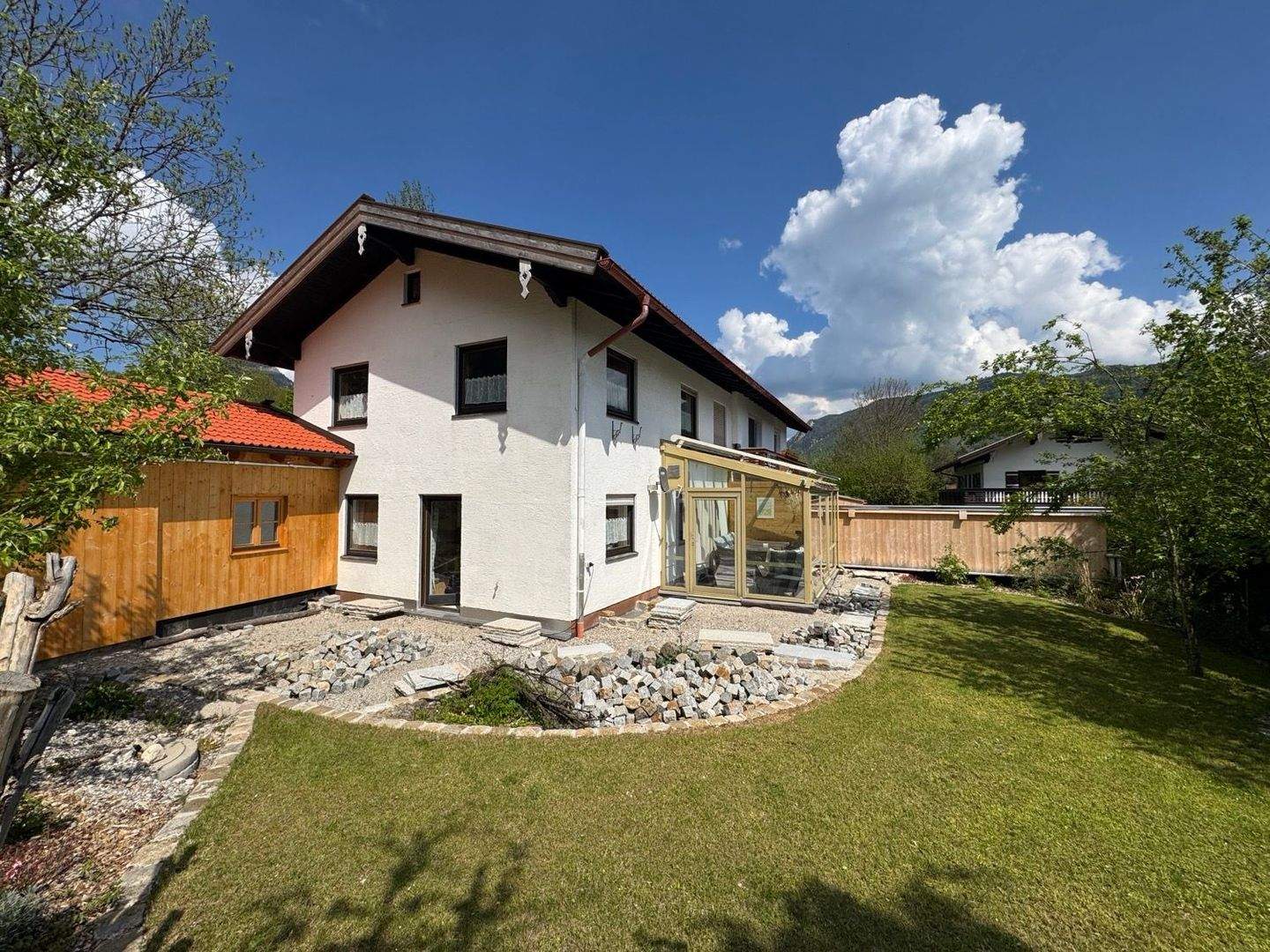 Immobilie in Schleching - Teilerneuerte Süd-West-Haushälfte mit Doppelgarage in stiller Randlage - Bild 0