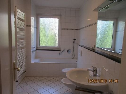 modernes Badezimmer mit Vollbad+ Fenster
