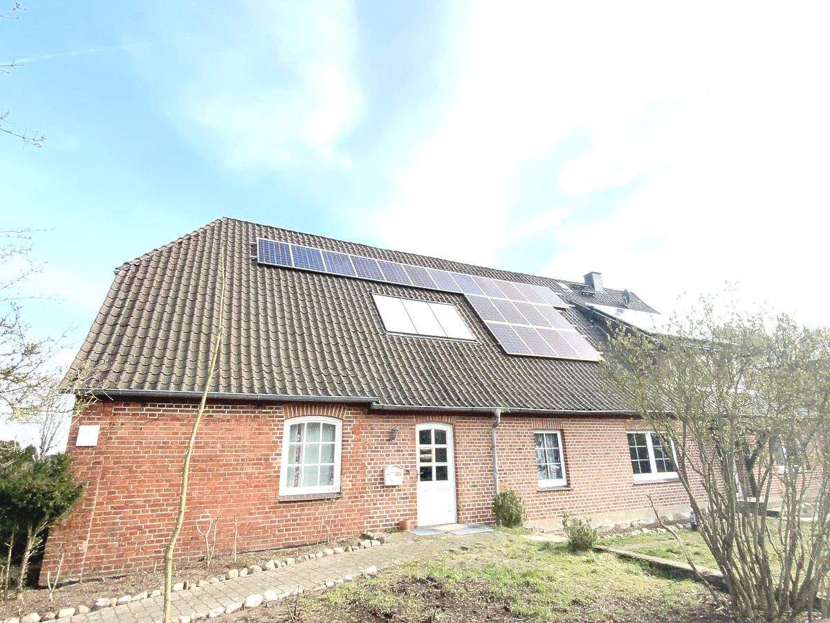 Immobilie in Suderburg - Attraktives Haus mit Zwei Wohneinheiten, Bürogebäude + Stallungen - Bild 3