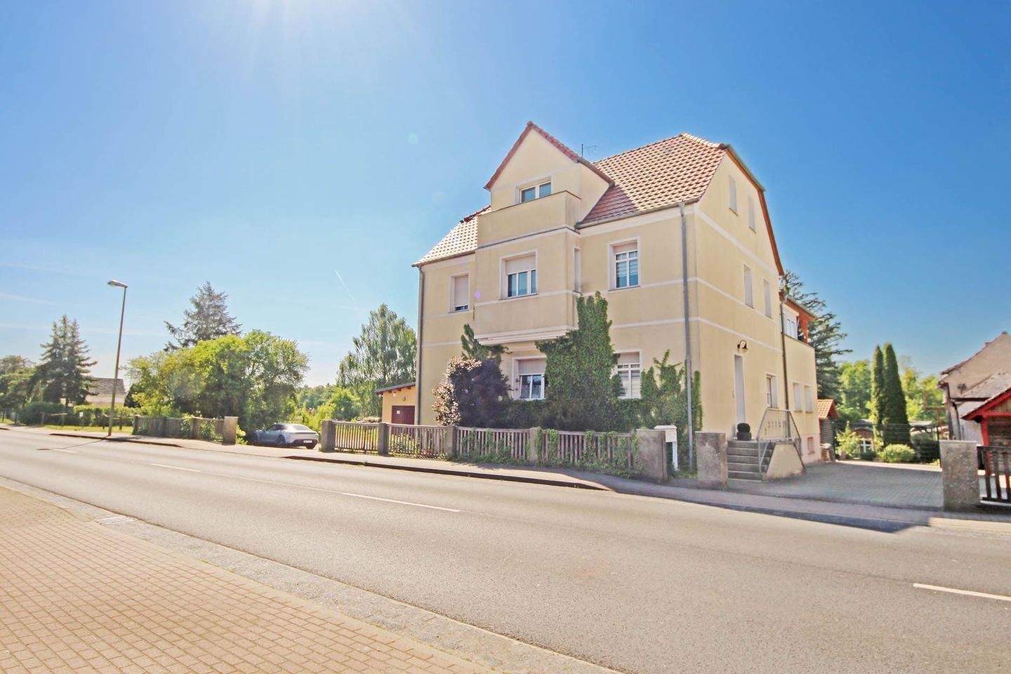Immobilie in Jessen (Elster) - Mehrfamilienhaus mit 3 Wohnungen und großem Werkstattgebäude in Jessen (Elster) OT Holzdorf - Bild 1