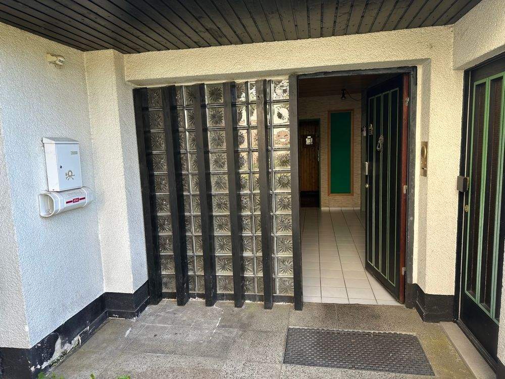 Immobilie in Helsa - Attraktives Einfamilienhaus mit Einliegerwohnung , Garage und Wintergarten in ruhiger Lage von Helsa - Bild 2