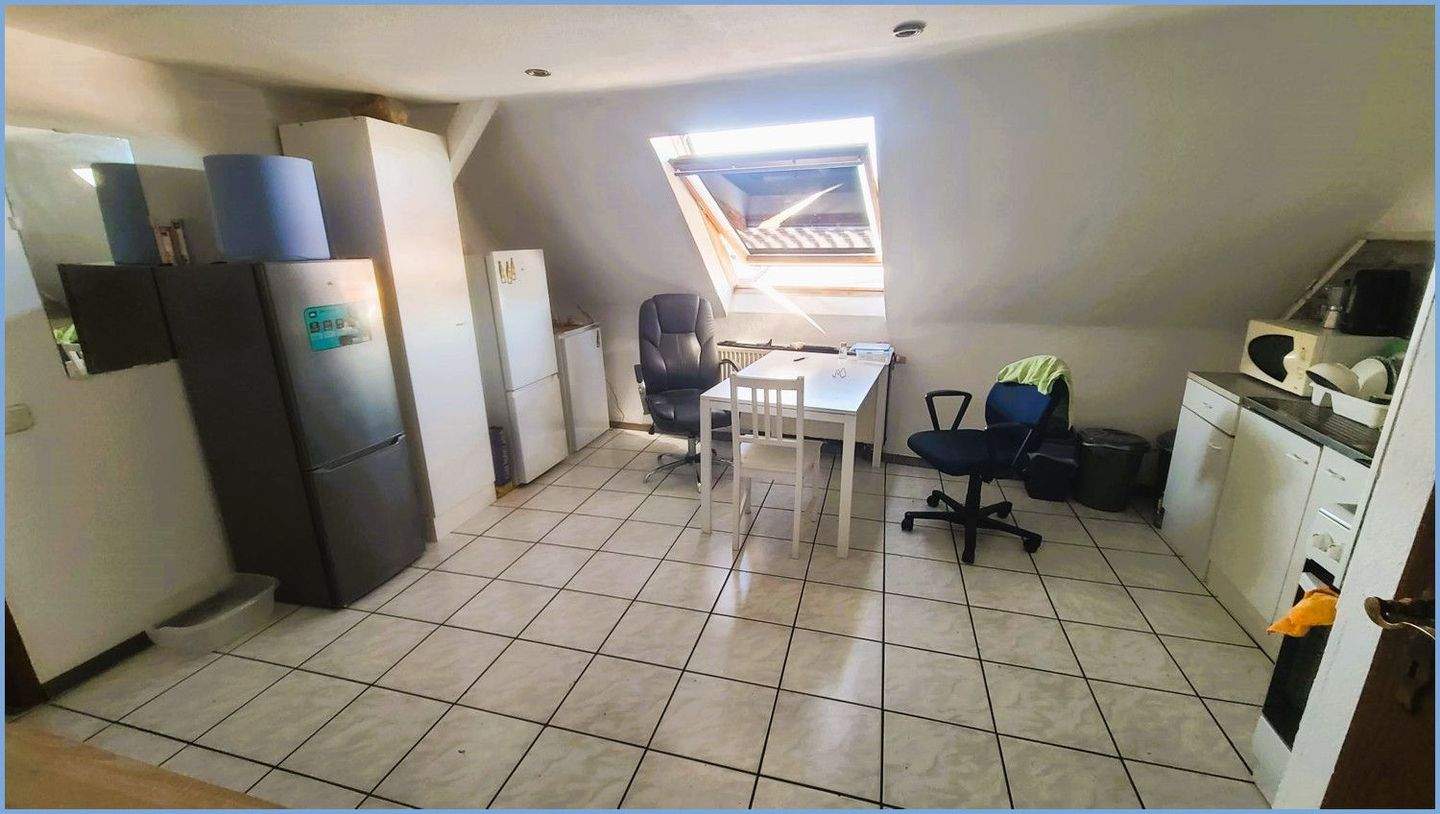 Immobilie in Frechen - Vermietete 2-Zimmer-Wohnung im Dachgeschoss eines 6-Familienhauses in Stadtrandlage von Frechen (WE 6) - Bild 2