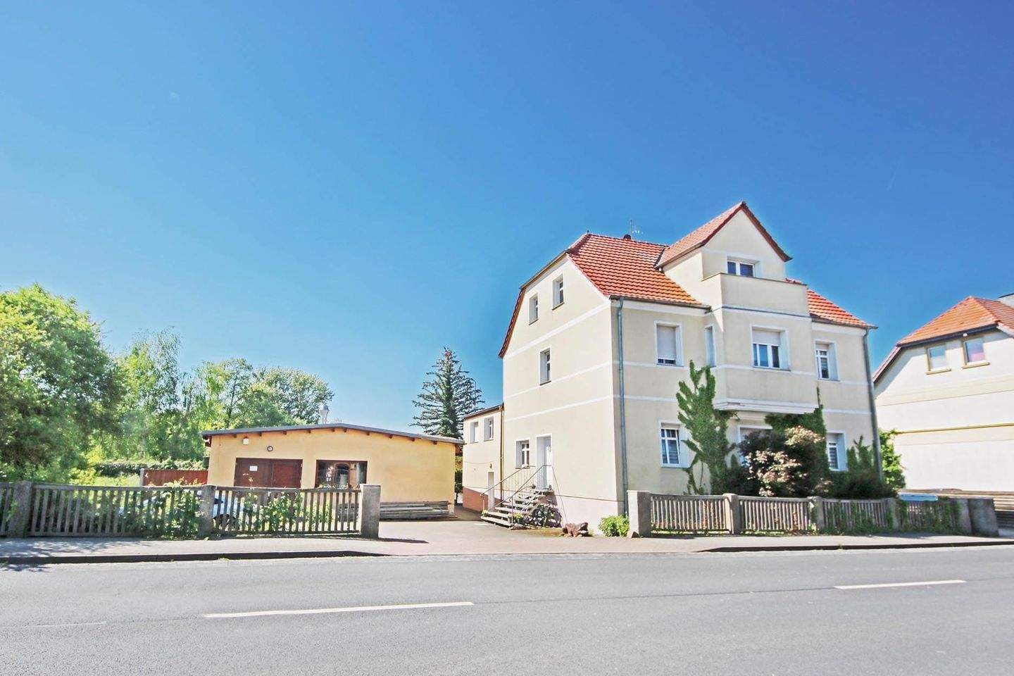 Immobilie in Jessen (Elster) - Mehrfamilienhaus mit 3 Wohnungen und großem Werkstattgebäude in Jessen (Elster) OT Holzdorf - Bild 0