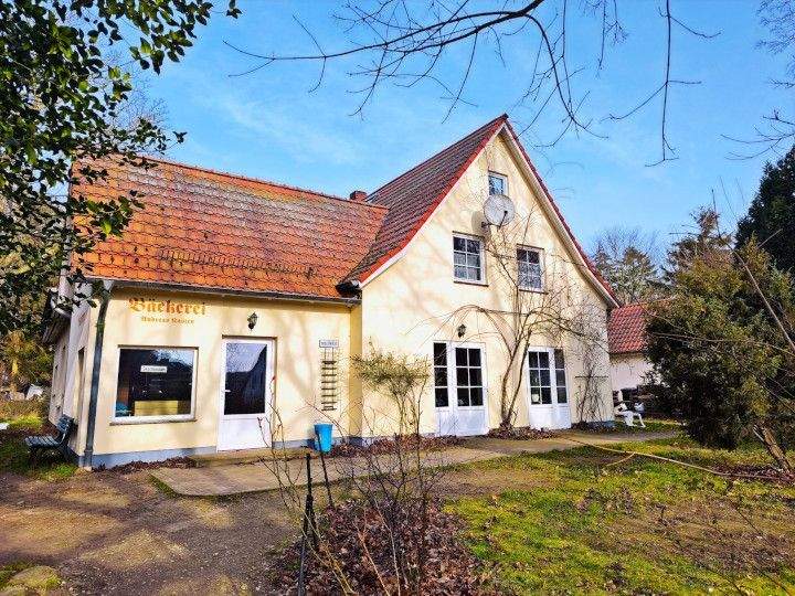 Immobilie in Insel Hiddensee - All-in-One ohne Maklergebühr: Bäckerei, 2 Wohnungen, Nebengebäude - Inselglück garantiert - Bild 1