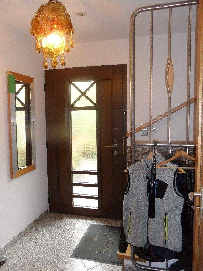 Immobilie in Urbach - URBACH: Das Haus für die Familie mit großen Grundstück, Doppelgarage und Nebengebäuden - Bild 2