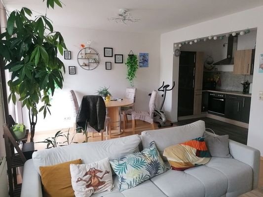 Wohnzimmer mit halboffener Küche