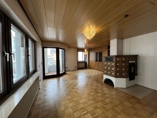 Wohnzimmer mit erneuertem Kachelofen